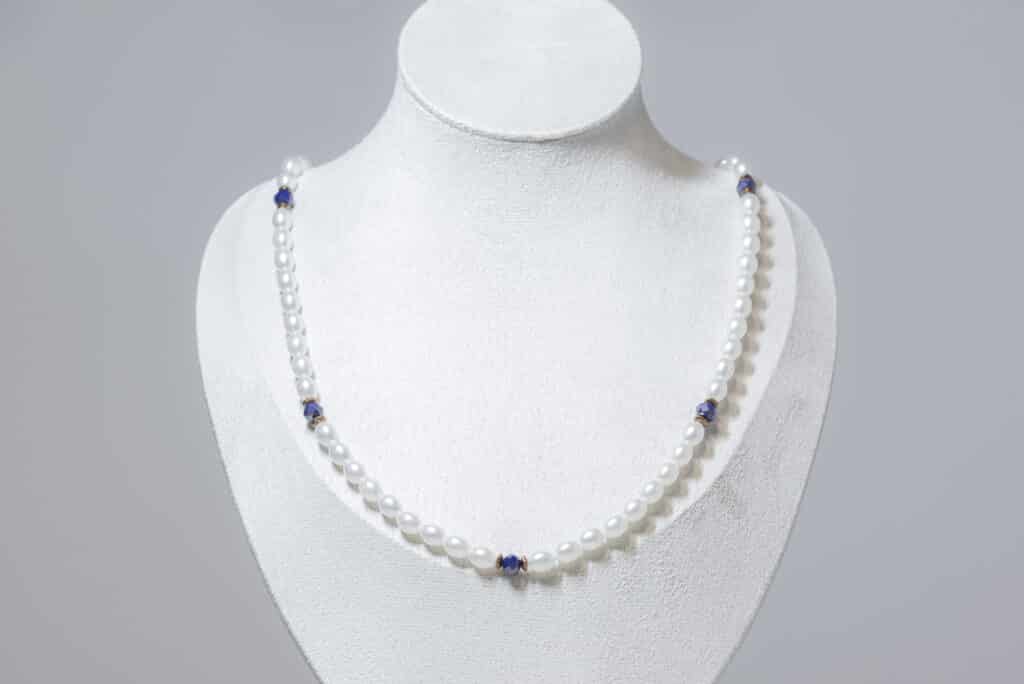 Halskette auf einem Display